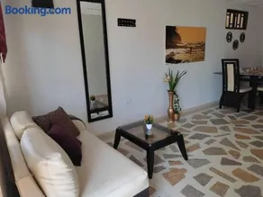 Alojamiento entero, casa amplia, patio, aire - Image 2