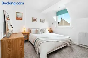 Elder Cottage - 2BR Coastal Home Garden & Parking - Image 2