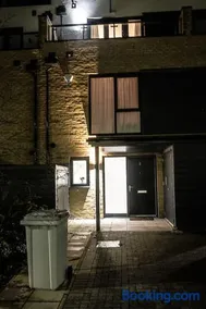 Exquisite cozy house, close to Train Station and amenities - Image 5