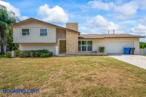 Oversized 4bed + Converted Bedroom, HEATED Pool + Hot Tub - Image 4