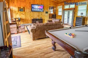 Spacious 5 Bedroom Cabin with Riverview & Black Lake Access - Image 4