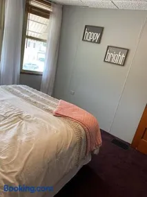 2-Bedroom Quincy Apt. with private parking & Wifi - Image 2