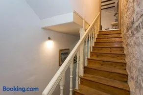 Seafront apartment in historical Cippico castle - Image 5