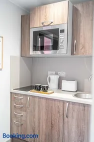 Stylish Studio Apartment with Free Parking in Wolverhampton 5min walk to City Centre - Image 3