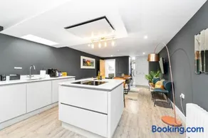 RIGH Properties - Luxury West End Artisan Apartment - Image 3