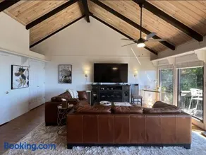 Remarkable Mountain Escape! Breathtaking Views & Pet Friendly! - Image 1