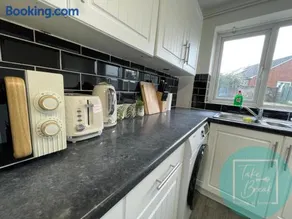 Stylish 3-Bedroom St Helens Home with Parking & Wi-Fi - Image 4