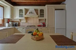 VILLA PEPONI Spacious Traditional Villa with Garden - BBQ & Private Parking - Image 2