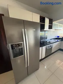 Apartamento 3 Quartos com garagem para 2 carros, até 8 Hóspedes e 1 Criança, espaçoso e familiar - Image 2