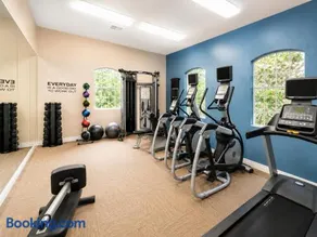 Private Room in Shared Apartment with Resort Amenities Pool Sauna Gym Hot-Tub - Image 2