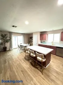 Beautiful 5 bed 3 bath home with AC and Wifi - Image 2