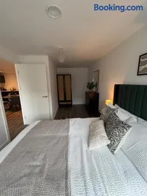Vicarage grove close to metro link and train station with easy access to city centre Manchester United stadium and the Trafford centre - Image 5