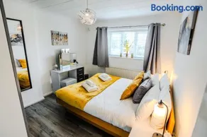 Heart of Windsor Private Garden, Free Parking & Stylish 3BR Home - Image 4