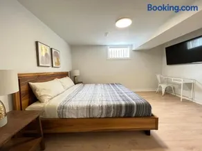 Letitia Heights !A Spacious and Quiet Private Bedroom with Shared Bathroom - Image 3