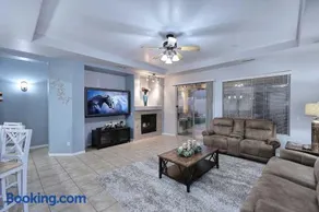 Desert Escape with Private Pool and Jet Tub, 3BR Home - Image 4