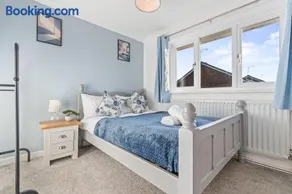 Modern 3BR Home by Hyped Properties Best for Groups & Contractors Flexible Stays Near Centre with Free Parking - Image 2