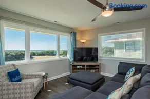 Castaway by Oak Island Accommodations - Image 3