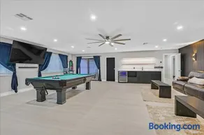 Luxury 5BR Retreat Pool Hot Tub Gym 7000sqf - Image 2