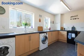 ELROI Willerby Road Boho Comfy Home 2 Bedrooms - Image 4