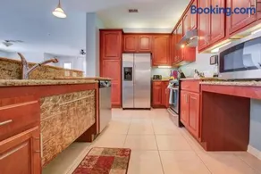 Gorgeous 1st-Floor, End Unit Condo w LAKEVIEW - Image 3