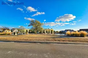 Beach Cove Charmer: St James quiet home, professionally decorated & near the beach - gas grill & AC - Image 1