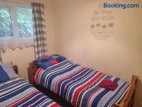 Villa Sleeps 4 with Free Parking - Image 2