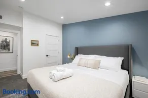 Light-Filled Modern Flat Near 25th Street Fun - Image 5