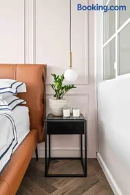 Elegant Duplex with Parking by Beachfront Stay - Image 1