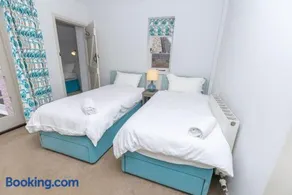 New - Pink cottage, Noss Mayo sleeps 7 - Image 3