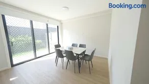 Modern 4 Bedroom House in Box Hill - Image 5