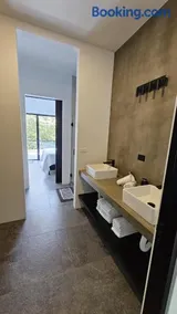 5 star luxury ultimate location unbeatable price price - Image 4