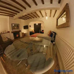 King St Cosy - wood stove & ice maker - Image 4
