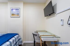 Luxe Retreat 2 Bedroom Hideaway Minutes from NYC - Image 2