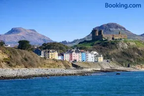 Glan y Mor, Sleeps 20, 8 Bedrooms, 8 Bathrooms, Seafront, Criccieth - Image 2