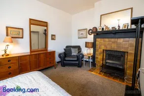 Parkside Paradise Elegant Victorian Home Just Steps from the Park - Image 3