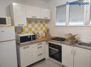 CHEZ STEF, 5 MNS Centre ville, parking privé, proche tous commerces, WIFI - Image 2