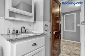 Gorgeous 2 Queen Bedroom Apartment in North Buffalo with 70 inch TV - Image 5