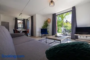Vacation house with sunny garden near lake - Image 3