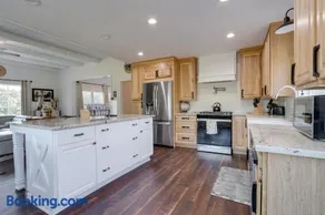 Farmhouse Haven - Idyllic Views - Image 2