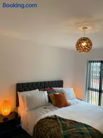 Lakeside 2 BED LUXURY APARTMENT No PARTIES No EVENTS Early Check-in Late Check- Out Allowed - Image 3