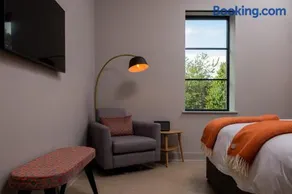 Montgomery House Apart-Hotel - Image 2