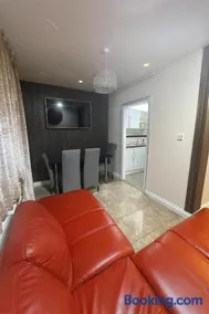 Decor Dreams - Luxury Family & Business Stay - Image 1