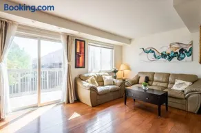 Beautiful Townhouse In Toronto - Image 2