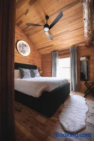 Lake View Cozy Cabin Hocking Hills with Pond and Hot Tub - Image 2