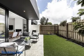 Perfect Family Getaway, Stylish, Steps to Beach - Image 5