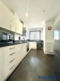CHARMING VILLAGE HOME, stylish interior, FREE PARKING for 2 cars, private rear garden, 2 DOUBLE BEDROOMS and easy access to M1 - Image 3
