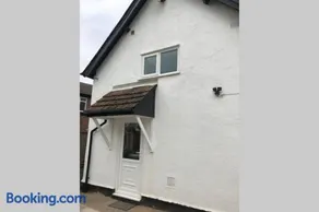 Charming just renovated 2 bed cottage in the centre of village - Image 2