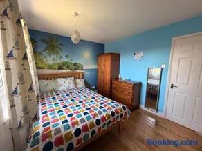Oris Hut Stylish Ensuite Room Near Luton Airport - Image 2