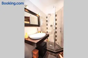 PETITE HOME IN ROME - Image 3