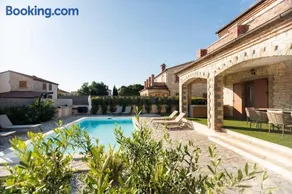 Villa del Lago with heated pool - Image 3